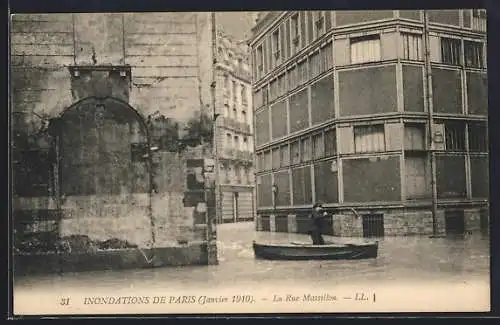 AK Paris, Inondations de 1910, La Rue Massillon avec barque