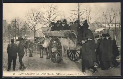 AK Paris, Inondations de janvier 1910, Pauvres gens transportés en charrette