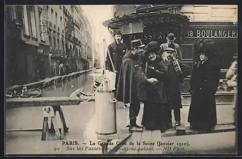 AK Paris, Sur les Passerelles un agent galant pendant la Grande Crue de la Seine (janvier 1910)