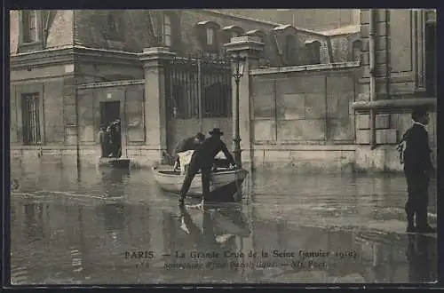 AK Paris, Sauvetage d`une boulangère lors de la Grande Crue de la Seine (janvier 1910)