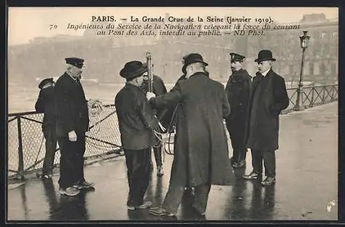 AK Paris, La Grande Crue de la Seine 1910, ingénieurs mesurant le courant au Pont des Arts