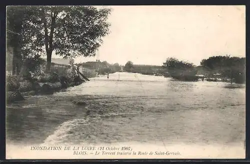 AK Blois, Le Torrent traverse la Route de Saint-Gervais lors de l`inondation de la Loire 1907