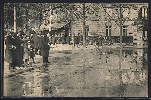 AK Paris, Inondation à la Place de l`Alma 1910, passants face aux eaux