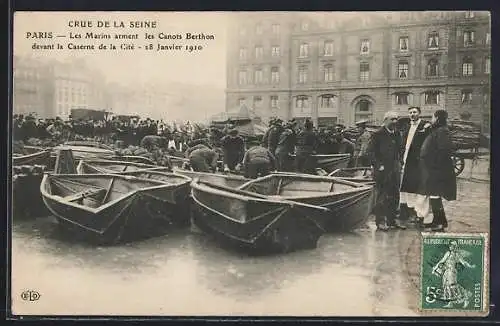 AK Paris, Les Marins arment les Canots Berthon devant la Caserne de la Cité, Crue de la Seine 1910