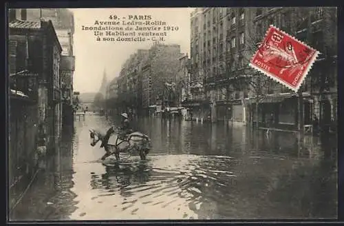 AK Paris, Avenue Ledru-Rollin, Inondations de janvier 1910, Un habitant rentrant à son domicile