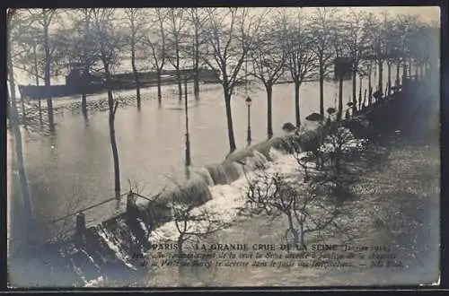 AK Paris, La grande crue de la Seine 1910, l`eau déborde sur le quai des Tuileries