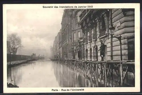 AK Paris, Souvenir des Inondations de Janvier 1910, Rue de l`Université inondée