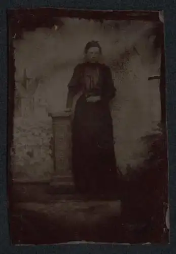 Fotografie Ferrotypie junge Frau im Soontagskleid vor Studiokulisse stehend