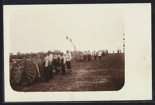 Foto-AK Französische Artilleristen in Uniform mit Geschützen