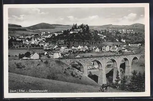 AK Daun /Eifel, Gesamtansicht mit Viadukt