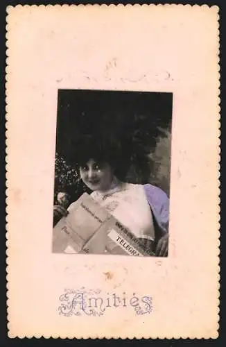 Foto-Collage-AK Junge Frau mit Riesen-Telegramm, Präge-Ornamente