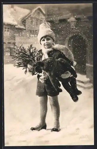 AK Knabe mit Teddybär und Tannenbäumchen auf einer verschneiten Strasse