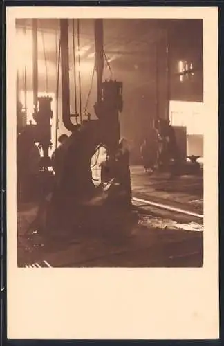 Foto-AK Fabrikarbeiter bei der Arbeit in einer Halle, Hydraulik, 1930