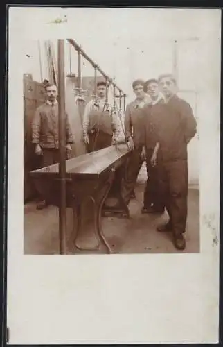 Foto-AK Fabrikarbeiter an einem Waschbecken im Spindraum