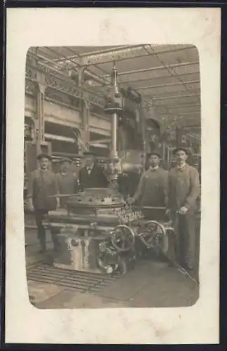 Foto-AK Fabrikarbeiter an einer Werkbank