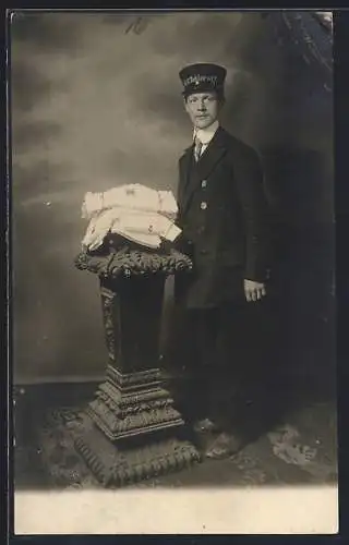 AK Page der Firma A. H. Tobler & Co. mit frischer Weisswäsche, Portrait