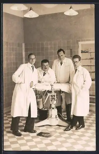 Foto-AK Vier Ärzte an einem Behandlungstisch im OP