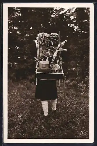 AK Oberammergau, Herrgottschnitzer mit Waren-Kraxe auf dem Rücken