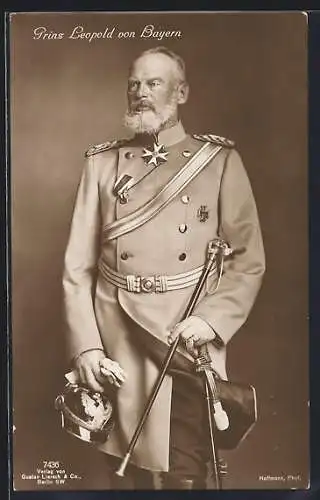 AK Prinz Leopold von Bayern in prunkvoller Uniform mit verzierter Pickelhaube