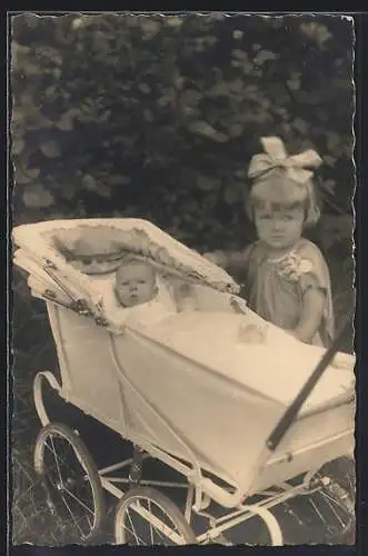 Foto-AK Kleines Mädchen neben Säugling im Kinderwagen