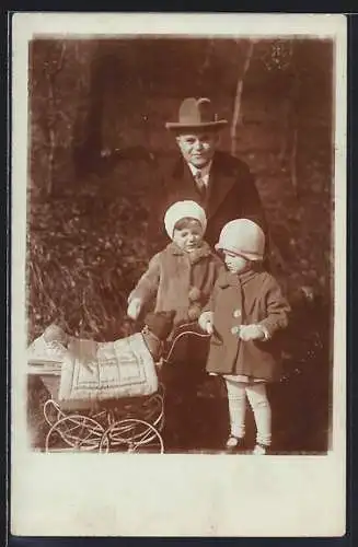 Foto-AK Herr mit zwei kleinen Mädchen und Puppenwagen
