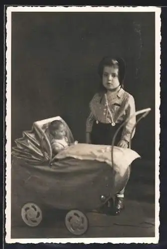 Foto-AK Mädchen mit Puppe im Puppenwagen, 1942