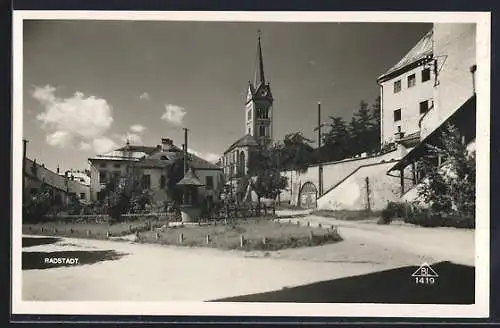 AK Radstadt, Strassenpartie mit Kirche