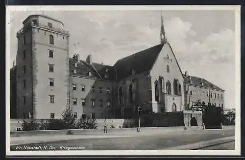 AK Wr. Neustadt /N. Do., Kriegsschule mit Strassenpartie