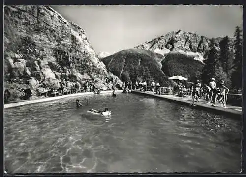 AK Zuoz /Oberengadin, Hotel Castell Zuoz, Felsen-Schwimmbad mit Piz Mezaun