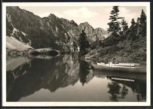 AK Trübsee, Ruderboot und Blick gegen die Berge