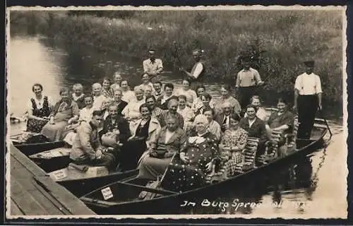 Foto-AK Burg /Spreewald, Gruppenfoto von einer Bootsfahrt