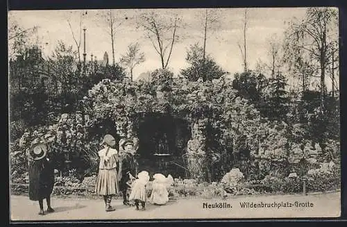 AK Berlin-Neukölln, Kinder an der Wildenbruchplatz-Grotte
