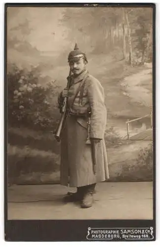 Fotografie Atelier Samson, Magdeburg, Breiteweg 168, Soldat in Feldgrau mit Gewehr, Bajonett & Pickelhaube