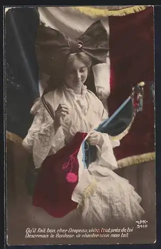 AK Mädchen in Tracht näht eine französische Flagge