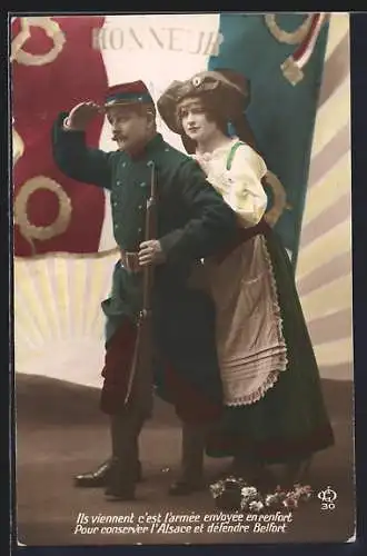 AK Französischer Soldat in Uniform steht schützend vor einer Frau in Tracht
