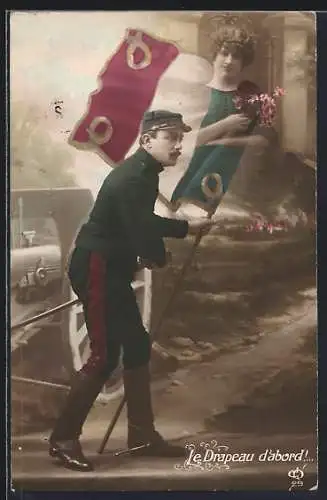 AK Französischer Soldat in Uniform mit Standarte, Propaganda