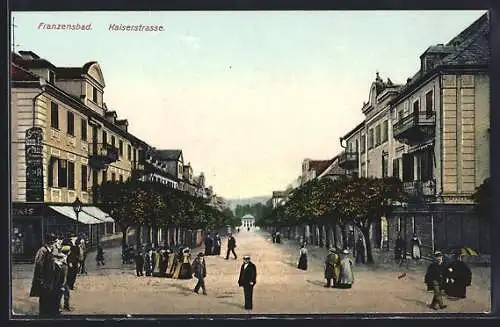 AK Franzensbad, Kaiserstrasse mit Passanten