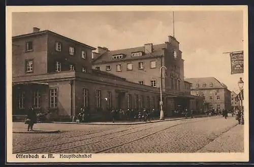 AK Offenbach a. M., Passanten vor dem Hauptbahnhof