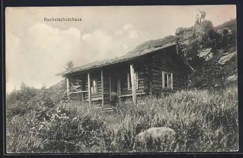AK Rachelschutzhaus am Arber, dahinter ein Paar auf einem Fels