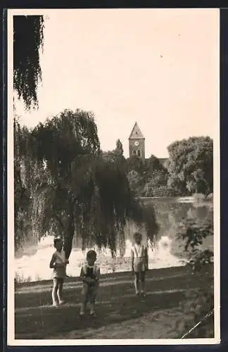 Foto-AK Berlin-Lichtenrade, Knaben in kurzen Hosen am Dorfteich