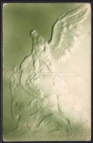 Präge-AK L`Aigle Blesse de Waterloo, Adler mit Fahne