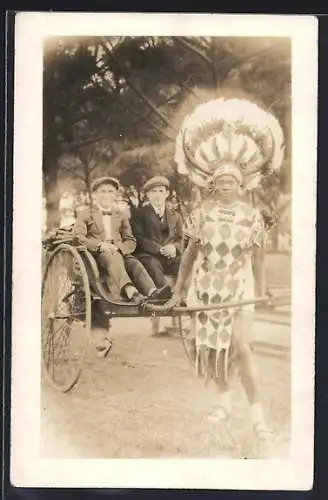 Foto-AK Europäer in einer Rikscha, Kostümierter Fahrer