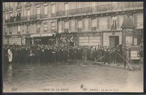 AK Paris, Crue de la Seine 1910, foule rassemblée rue de Lyon