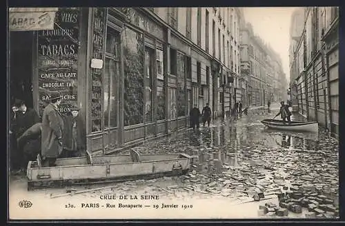 AK Paris, Crue de la Seine 1910, Rue Bonaparte inondée avec barques