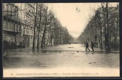 AK Paris, Passerelle Boulevard Haussmann lors des inondations de janvier 1910