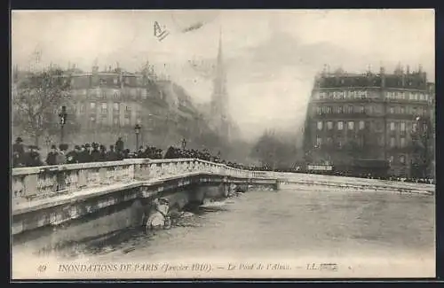 AK Paris, Inondations de 1910, Le Pont de l`Alma et les spectateurs observant la crue