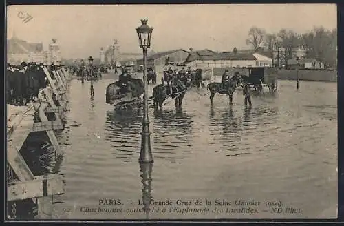 AK Paris, Charbonnière embourbée à l`Esplanade des Invalides, Grande Crue de la Seine 1910