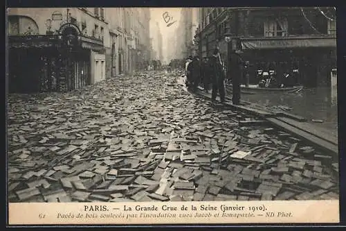 AK Paris, Pavés de bois soulevés par l`inondation rues Jacob et Bonaparte (La Grande Crue 1910)