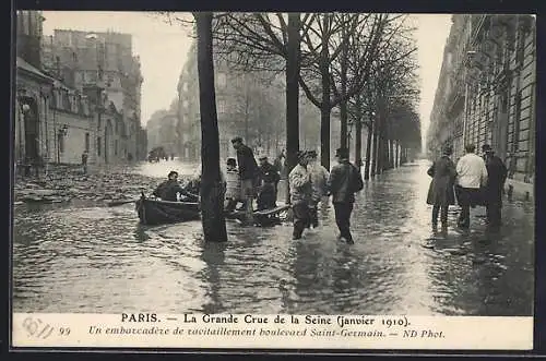 AK Paris, La Grande Crue de la Seine 1910, ravitaillement en barque boulevard Saint-Germain