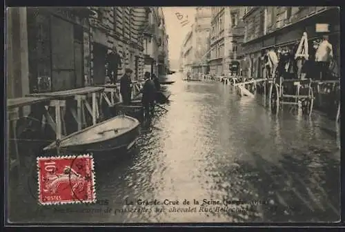 AK Paris, La Grande Crue de la Seine 1910, embarcations et passerelles Rue Belliard